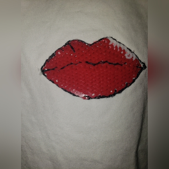 Valentinowhite 100% cotton sequins red lip stick round neck tie. Size 44